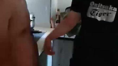夏日户外吃瓜男,瓜果飘香，男生欢聚时光