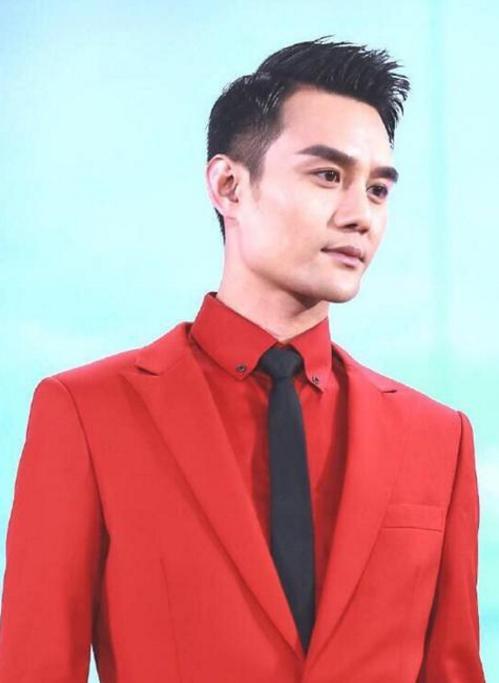 红西装男明星