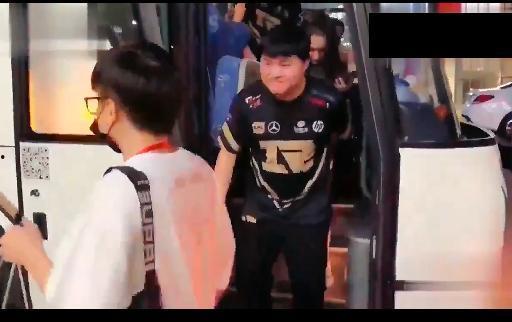 崔尊女友爆料视频,揭秘明星背后的情感纠葛”