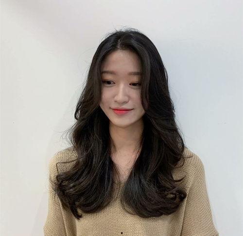 网红刘海配什么卷好看